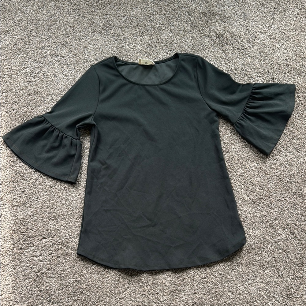 Betsey’s Boutique Shop Olive Green Bell Sleeve Top Womens Small NWOT